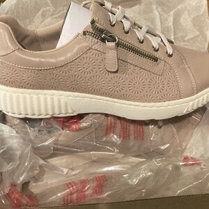Clarks Light Pink Floral Sneakers women’s size 8W